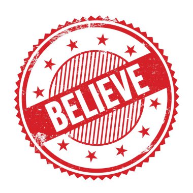 BELIEVE metin kırmızı grungy zig zag kenarları yuvarlak pul üzerine yazılmış.