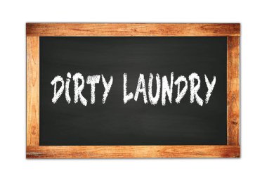 Kirli çamaşırları siyah ahşap çerçeve okul tahtasına yazılmış..