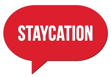 STAYCATION metni kırmızı bir konuşma kabarcığı damgası ile yazılmış
