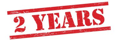 2 YIL SONRA Kırmızı grungy vintage kauçuk damga üzerine.