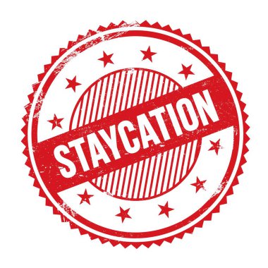 Kırmızı grungy zig zag kenarlarında yazılmış STAYCATION metni yuvarlak pul.