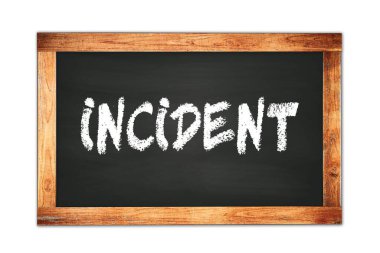 Siyah ahşap çerçeve okul tahtasına yazılmış olay metni.