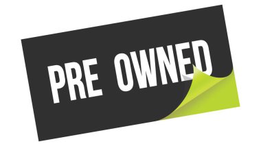 Siyah yeşil etiket damgası üzerine yazılmış PRE OWNED metin.