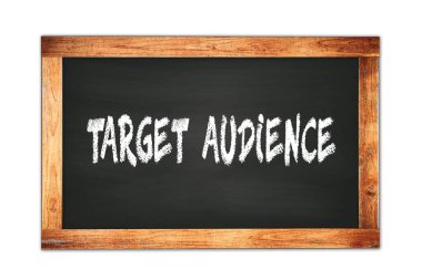 Siyah ahşap çerçeve okul tahtasına yazılmış TARGet AUDENCE metni.
