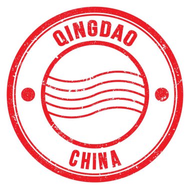 QINGDAO - ÇİN, kırmızı yuvarlak posta damgası üzerine yazılmış kelimeler