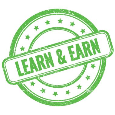 Yeşil vintage grungy yuvarlak kauçuk damga üzerine EARN & EARN metni.
