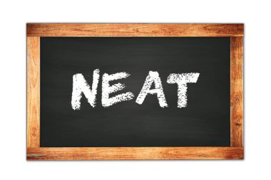 Siyah ahşap çerçeve okul tahtasına yazılmış NEAT metin.