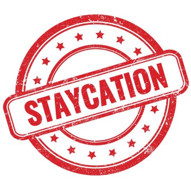 STAYCATION 'un kırmızı, eski, pasaklı, yuvarlak, lastik damga üzerine metni.