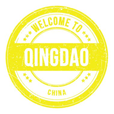 QINGDAO-ÇİN 'a hoş geldiniz. Sarı yuvarlak bozuk para damgası üzerine yazılmış kelimeler.