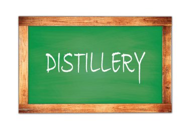 Yeşil ahşap çerçeve okul tahtasına yazılmış DISTILLERY metin.