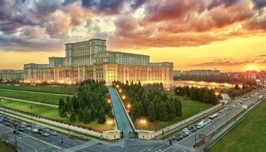Bükreş, Romanya. Parlamento Sarayı günbatımı karışımı.