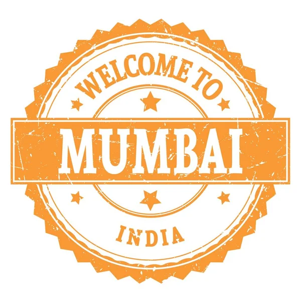 欢迎来到Mumbai 印度语 写在橙色圆形锯齿形邮票上的字 — 图库照片