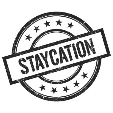 STAYCATION metin siyah yuvarlak vintage kauçuk damga üzerine yazılmış.