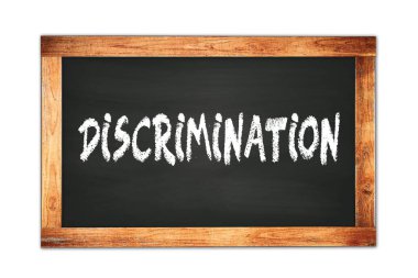 DISCRIMINATION Siyah ahşap çerçeve okul tahtasına yazılmış metin.