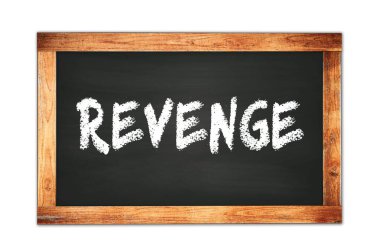 Siyah ahşap çerçeve okul tahtasına yazılmış REVENGE metni.