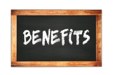 BENEFITS metni siyah ahşap çerçeve okul tahtasına yazılmış.
