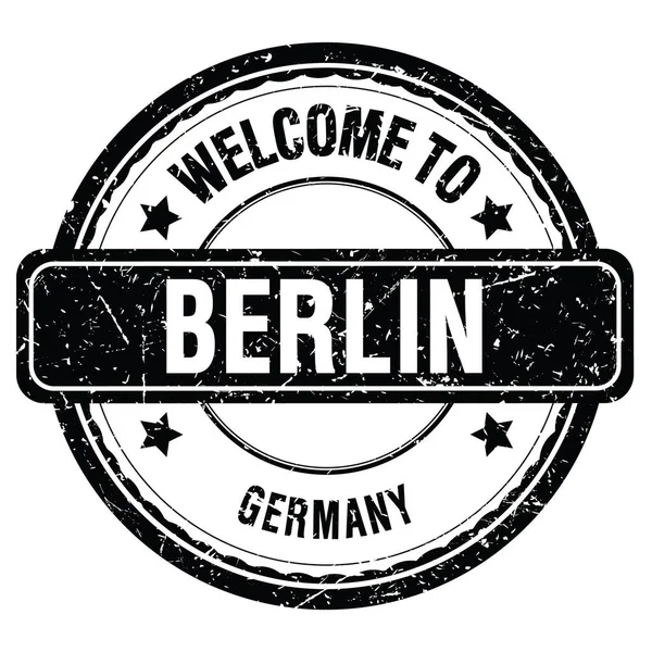欢迎来到柏林 文字写在黑色发牢骚邮票上 — 图库照片