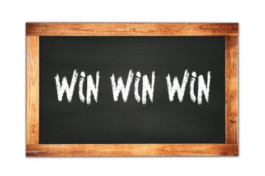WIN WIN WIN metin siyah ahşap çerçeve okul karatahta yazılı.