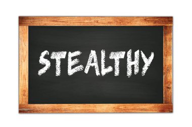 Siyah ahşap çerçeve okul tahtasına yazılmış STEALTHY metin.