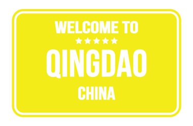 QINGDAO-ÇİN 'e hoş geldiniz, sarı dikdörtgen sokak levhasındaki