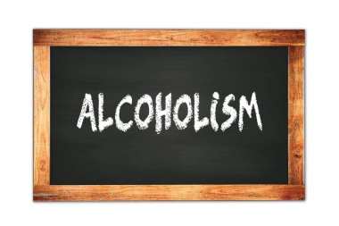 Siyah ahşap çerçeve okul tahtasına yazılmış ALCOHOLISM metni.