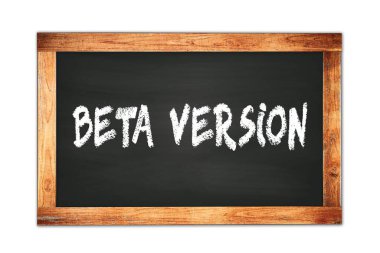 Siyah ahşap çerçeve okul tahtasına yazılmış BETA VERSION metin.