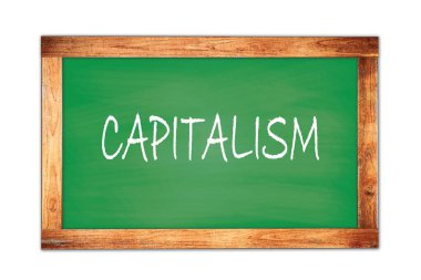 Yeşil ahşap çerçeve okul tahtasına yazılmış CAPITALISM metni.