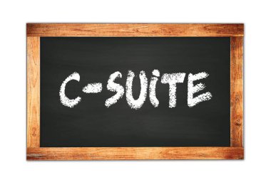 Siyah ahşap çerçeve okul tahtasına yazılmış C-Suite metni.