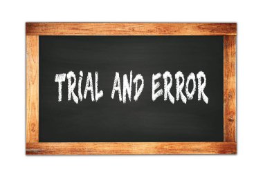 TRIAL VE ERROR siyah ahşap çerçeve okul tahtasına yazılmış metin.