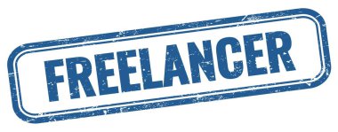 Mavi grungy vintage dikdörtgen damgalı FREELANCER metni.
