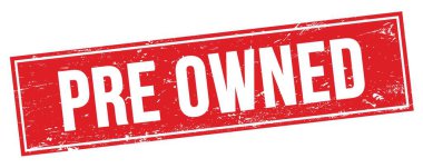 Kırmızı grungy dikdörtgen damga işareti üzerinde PRE OWNED metin.