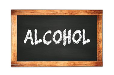 Siyah ahşap çerçeve okul tahtasına yazılmış ALCOHOL metni.