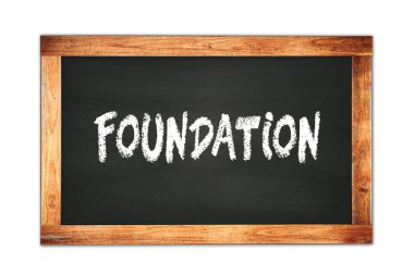 Kuruluş metni siyah ahşap çerçeve okul tahtasına yazılmış.