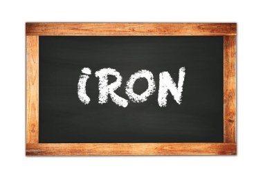 Siyah ahşap çerçeve okul tahtasına yazılmış IRON metni.