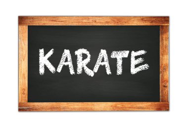 Siyah ahşap çerçeve okul tahtasına yazılmış Karate metni.