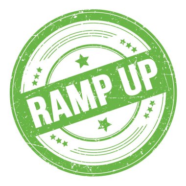 Yeşil yuvarlak dokuma damgası üzerine RAMP UP metin.