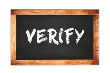 Siyah ahşap çerçeve okul tahtasına yazılmış VERIFY metni.