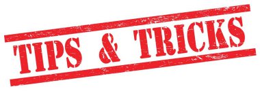 Kırmızı grungy dikdörtgen vintage pulu üzerindeki TIPS & TRICKS metni.