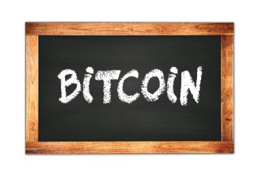 Siyah ahşap çerçeve okul tahtasına yazılmış BITCOIN metni.