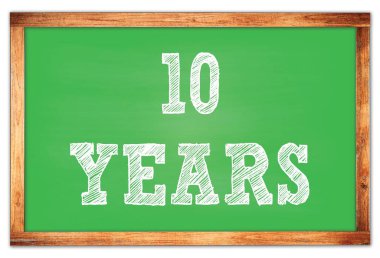 Yeşil ahşap çerçeve okul tahtasına 10 Yıl Yazılmış