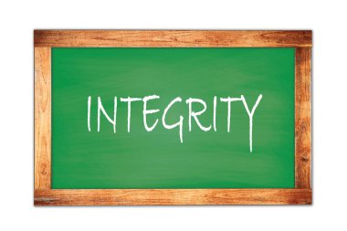 Yeşil ahşap çerçeve okul tahtasına yazılmış INTEGRITY metni.