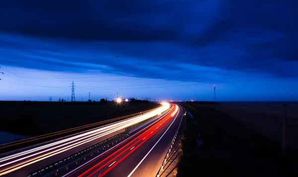 Autobahn in der Abenddämmerung — Stockfoto