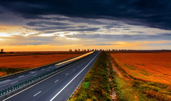 Auto-estrada ao entardecer — Fotografia de Stock