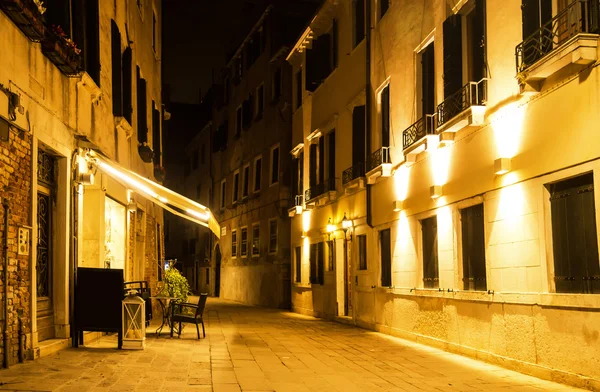 Venezianischen Straßenladen bei Nacht — Stockfoto