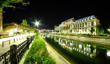 Adalet Sarayı Bükreş'te gece.