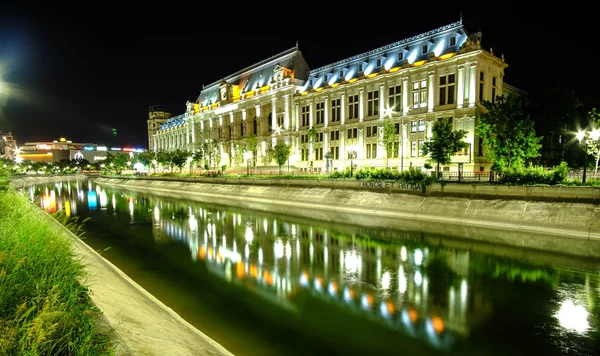 Justizpalast in Bukarest in der Nacht. — Stockfoto