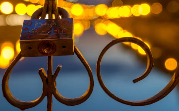 Love Lock sur le pont à Bucarest — Photo