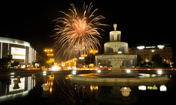 BUCHAREST, RO, MAY 22 2015: Unirii Fountain with Fireworks — Stockfoto