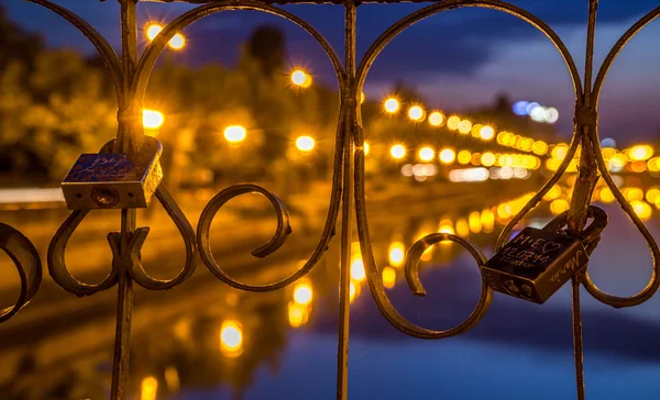 Liebesschloss auf Brücke in Bukarest — Stockfoto