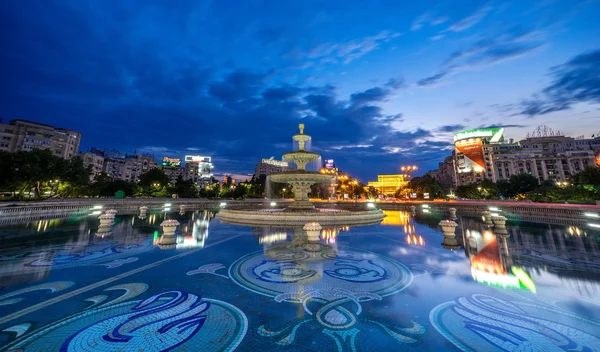 Bucharest Unirii fontein bij zonsondergang — Stockfoto